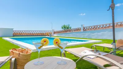 Piscina en o cerca de Rubito el Olmo Villanueva de la Concepción by Ruralidays