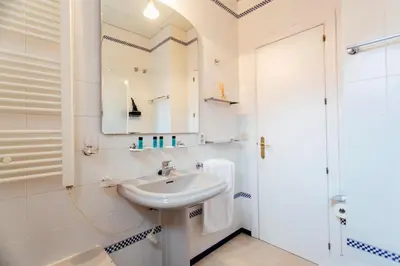 Un baño de Stylish duplex - Pool - Seville Historical Center