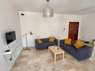Una televisión o centro de entretenimiento en El Infante de Antequera
