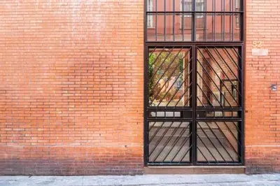 Fachada o entrada de Habitación privada en apartamento de Alfonso