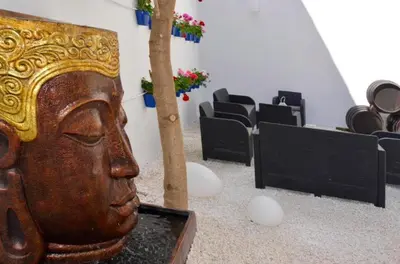 Zona de estar de Casa Patio las Palmeras Córdoba con piscina