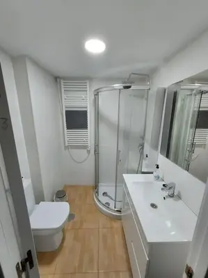 Un baño de Piso de diseño en el centro de Córdoba by beBalmy
