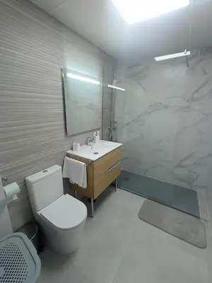 Un baño de Apartamento moderno junto a estación de tren