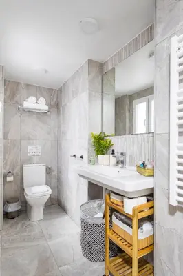 Un baño de NEW Charming Duplex With Private Patio