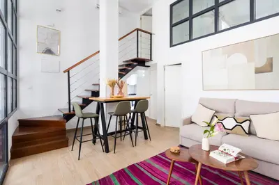 Zona de estar de NEW Charming Duplex With Private Patio