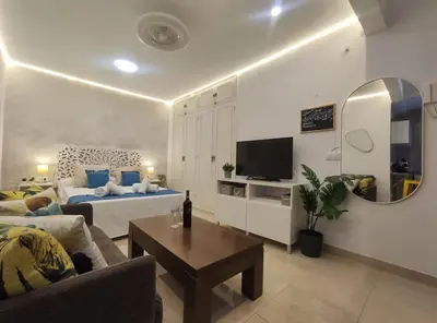 Una televisión o centro de entretenimiento en Menéndez Pelayo 55