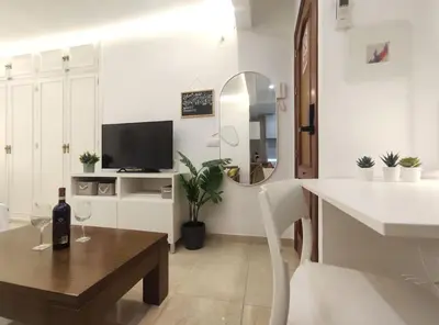 Una televisión o centro de entretenimiento en Menéndez Pelayo 55