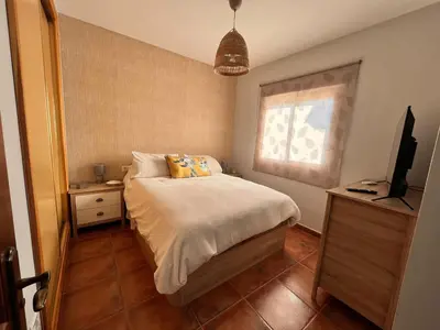 Una televisión o centro de entretenimiento en Casa con piscina en Málaga