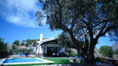 Piscina en o cerca de Casa Rural El Chaparro