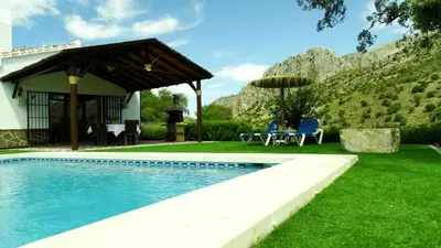 Piscina en o cerca de Casa Rural El Chaparro