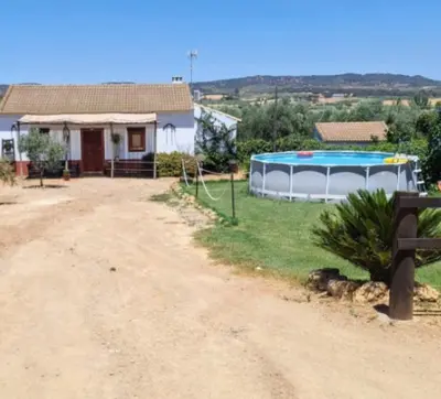 Piscina en o cerca de Casa Rural Camino de los molinos y su establo