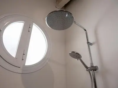 Un baño de BHost - Las Cañas