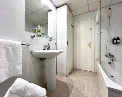 Un baño de Suite Deluxe Puerta de Almodóvar