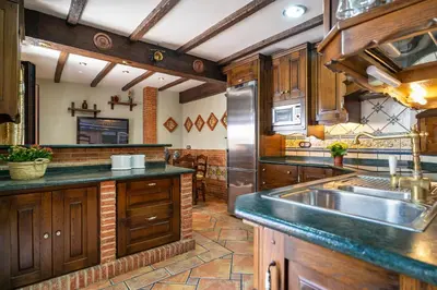 Una cocina o zona de cocina en Casa con patio y terraza en Barrio histórico de la Villa, junto al Adarve