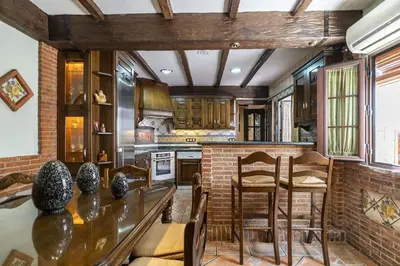 Una cocina o zona de cocina en Casa con patio y terraza en Barrio histórico de la Villa, junto al Adarve