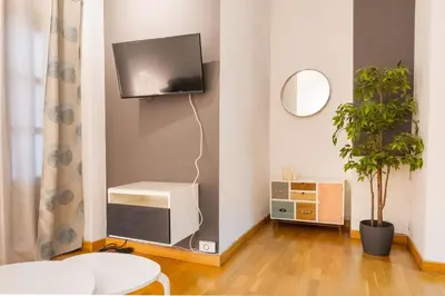 Una televisión o centro de entretenimiento en Duplex Moderno Alameda Hercules