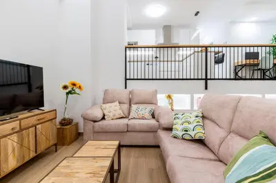 Una televisión o centro de entretenimiento en NT Loft Arrayan Amplio Moderno y Renovado 2Bd 2Bth