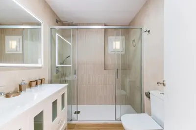 Un baño de NT Loft Arrayan Amplio Moderno y Renovado 2Bd 2Bth