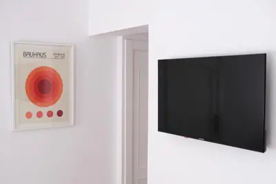 Una televisión o centro de entretenimiento en Corazón Cuatro