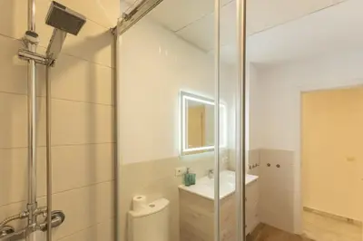 Un baño de La Florida Charming Apartment with FREE PARKING by OCityzen