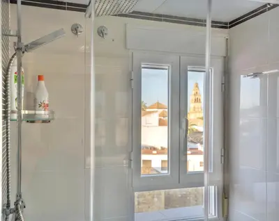 Un baño de Ático La Muralla con terraza privada