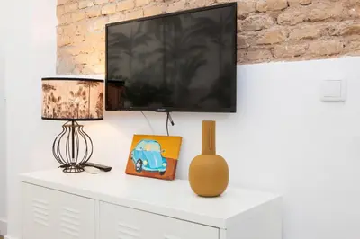 Una televisión o centro de entretenimiento en Zona Alameda de Hércules Silencioso