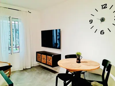 Una televisión o centro de entretenimiento en Galope Premium