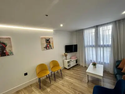 Una televisión o centro de entretenimiento en BAJO A habitación con literas Apartamentos JUAN ROBLEDO Centro Ciudad