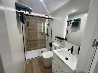 Un baño de BAJO A habitación con literas Apartamentos JUAN ROBLEDO Centro Ciudad
