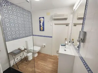 Un baño de Sevilla Centro con parking