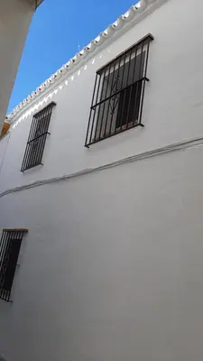 Edificio en el que se encuentra el hostal o pensión