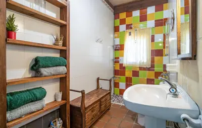 Un baño de Amazing Home In Montilla With Wifi