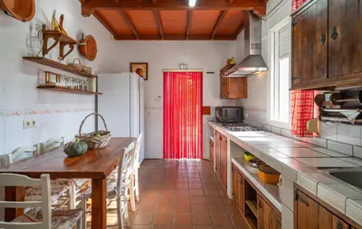 Una cocina o zona de cocina en Amazing Home In Montilla With Wifi