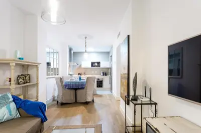 Una televisión o centro de entretenimiento en Atrivm San Julián Apartment