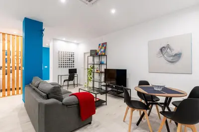 Una televisión o centro de entretenimiento en LP1 Loft Art Suite Sevilla en Pareja