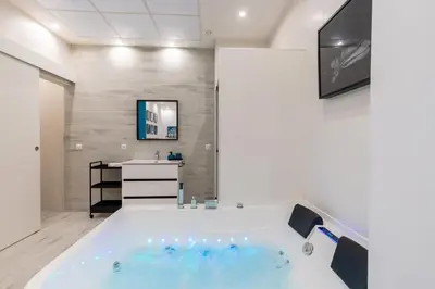 Una televisión o centro de entretenimiento en LP1 Loft Art Suite Sevilla en Pareja
