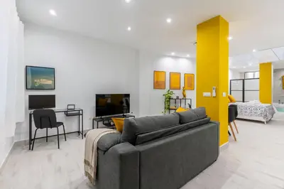 Una televisión o centro de entretenimiento en LP2 Loft Timeless Suite Sevilla en Pareja