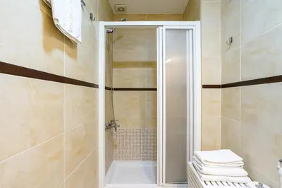 Un baño de Apartamentos Diaber San Leandro