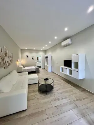 Una televisión o centro de entretenimiento en Califa SuitesGP