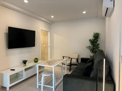 Una televisión o centro de entretenimiento en Apartamentos Las Acacias