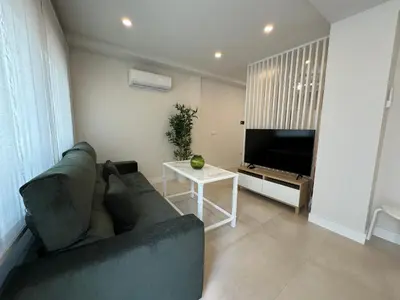Una televisión o centro de entretenimiento en Apartamentos Las Acacias