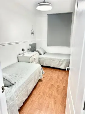 Cama o camas de una habitación en 10 minutos centro Sevilla, moderno y con parking gratis