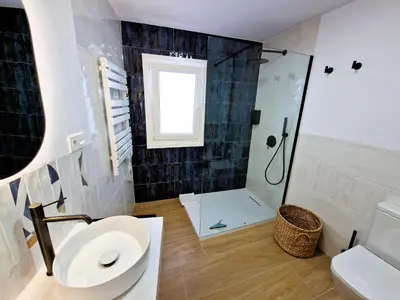 Un baño de NOVOJAÉN Alojamientos 2 - Edificio vacacional Exclusivo y Tranquilo junto a Catedral