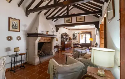 Zona de estar de 10 Bedroom Stunning Home In Santaella