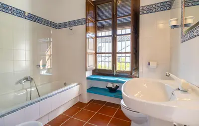 Un baño de 10 Bedroom Stunning Home In Santaella