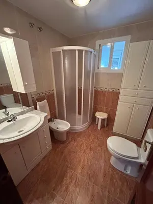Un baño de Piso completo, acogedor y cerca del centro