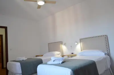 Cama o camas de una habitación en SunShine Paseo de la Victoria