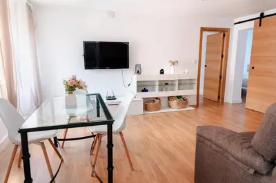 Una televisión o centro de entretenimiento en Reformado y muy tranquilo junto a Puente Romano, 3Hab, aire acondicionado y WiFi