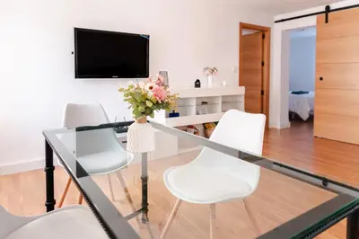 Una televisión o centro de entretenimiento en Reformado y muy tranquilo junto a Puente Romano, 3Hab, aire acondicionado y WiFi