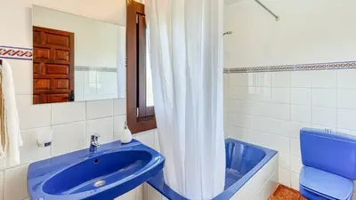 Un baño de Cortijo el Contarin Archidona by Ruralidays